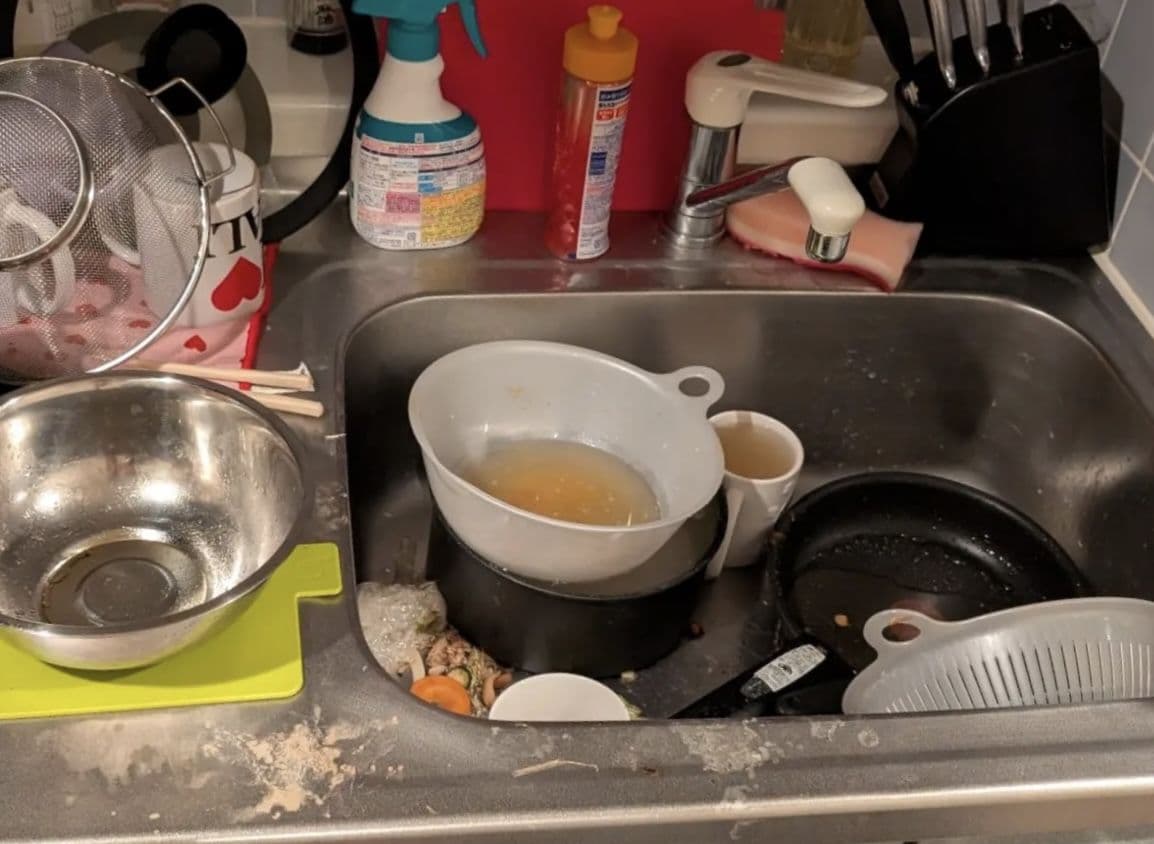 作業前のキッチンシンク。洗い物と汚れが溜まっている